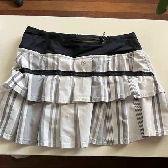lululemon athletica Black and White Run Pace Setter Skirt - Picture 2 of 3